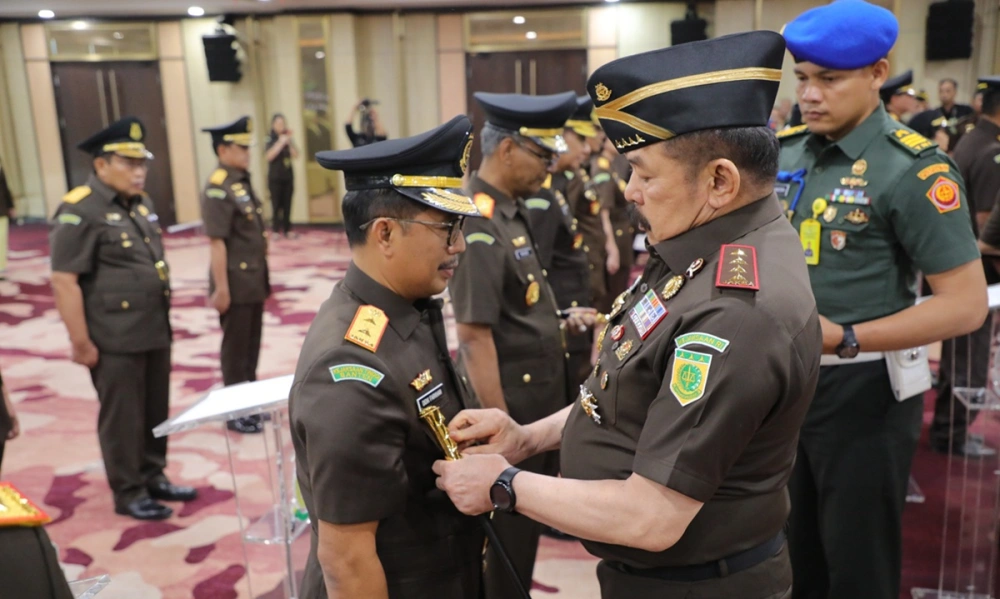 Jaksa Agung ST Burhanuddin lantik Didik Farkhan Alisyahdi jadi Kajati Sulsel, Kamis (23/10/2025). [Dok. Kejagung]